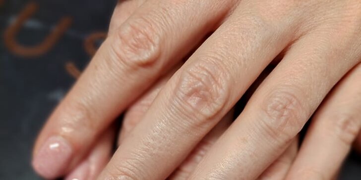 Japonská manikúra, gél lak alebo wellnes manikúra v nechtovom štúdiu Zuzu Nails