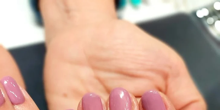 Japonská manikúra, gél lak alebo wellnes manikúra v nechtovom štúdiu Zuzu Nails