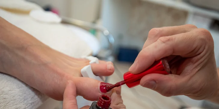 Kombinovaná pedikúra, reflexná masáž nôh alebo gél lak s úpravou nechtov