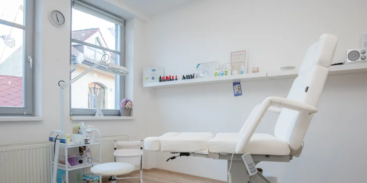 Kombinovaná pedikúra, reflexná masáž nôh alebo gél lak s úpravou nechtov