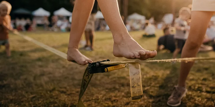 Slackline, chôdza po popruhu alebo adrenalínový Highline vo výške