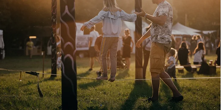 Slackline, chôdza po popruhu alebo adrenalínový Highline vo výške