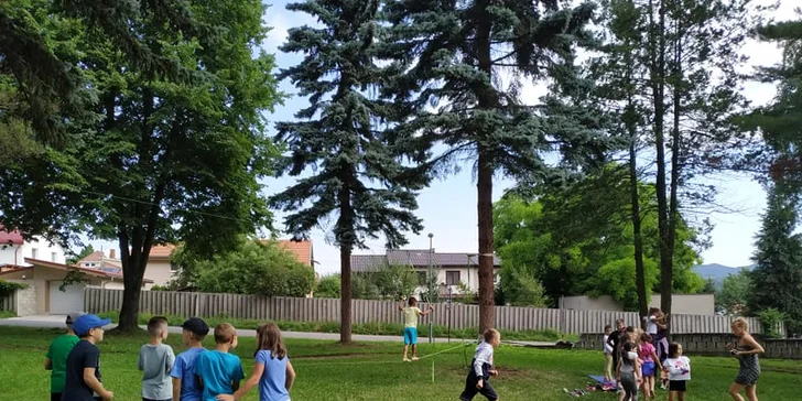 Slackline, chôdza po popruhu alebo adrenalínový Highline vo výške