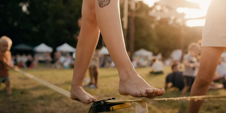 Slackline, chôdza po popruhu alebo adrenalínový Highline vo výške