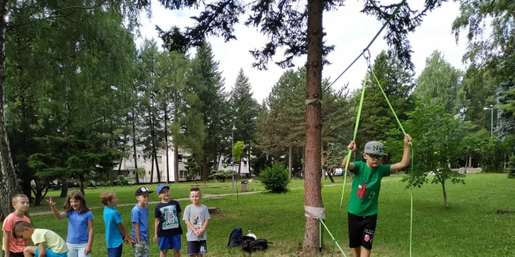 Slackline, chôdza po popruhu alebo adrenalínový Highline vo výške