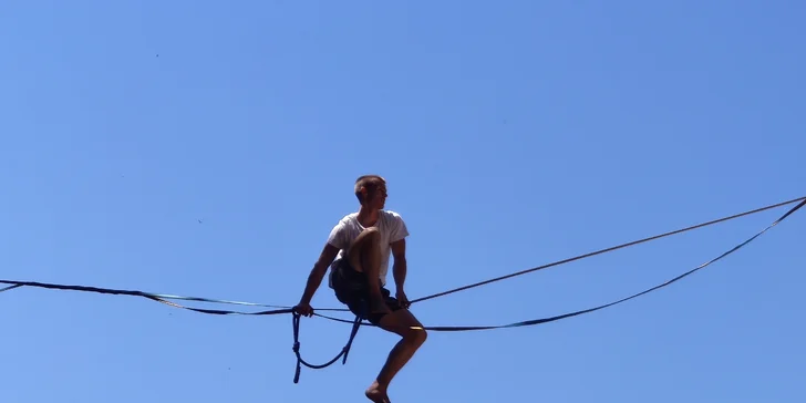 Slackline, chôdza po popruhu alebo adrenalínový Highline vo výške