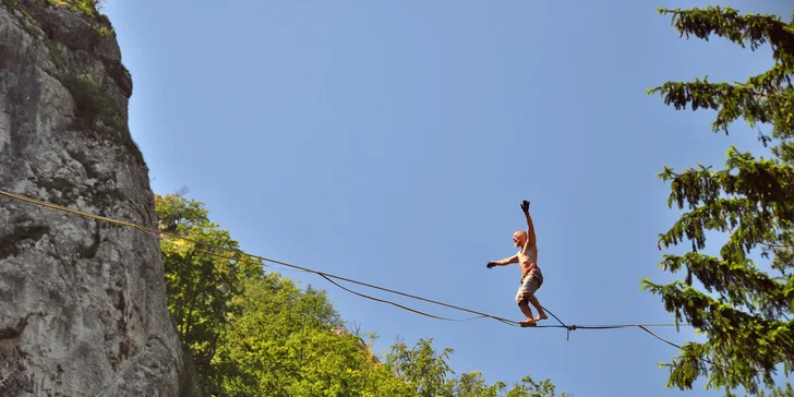 Slackline, chôdza po popruhu alebo adrenalínový Highline vo výške