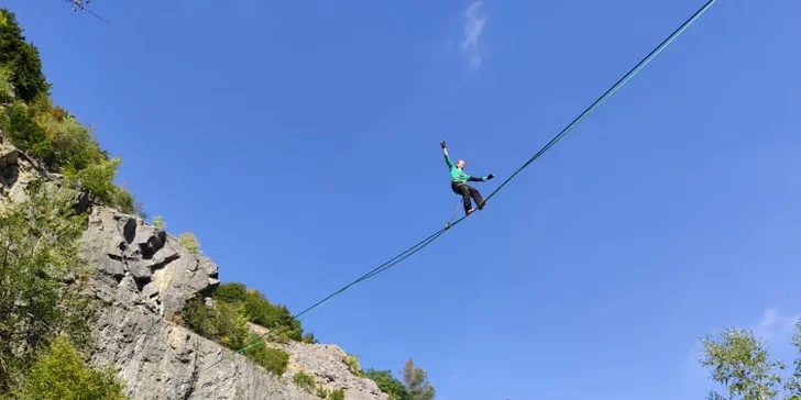 Slackline, chôdza po popruhu alebo adrenalínový Highline vo výške