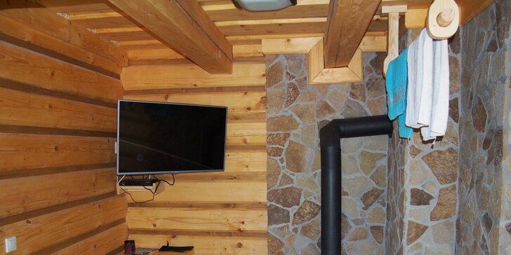 Rozprávková drevenica v areáli Sudoparku: sauna, vírivka i kúpanie v sudoch