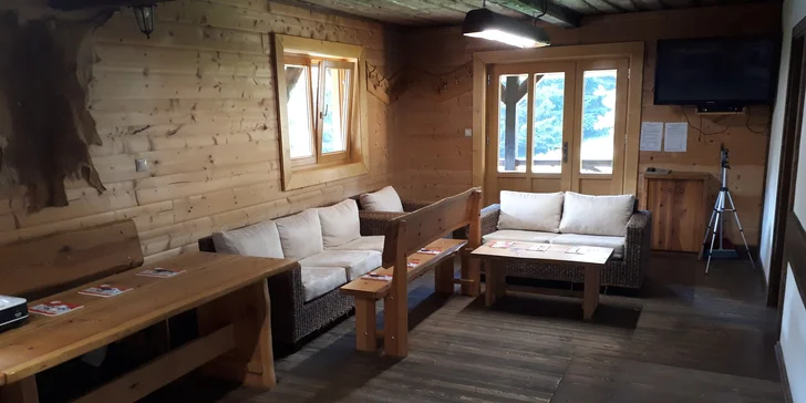 Rozprávková drevenica v areáli Sudoparku: sauna, vírivka i kúpanie v sudoch