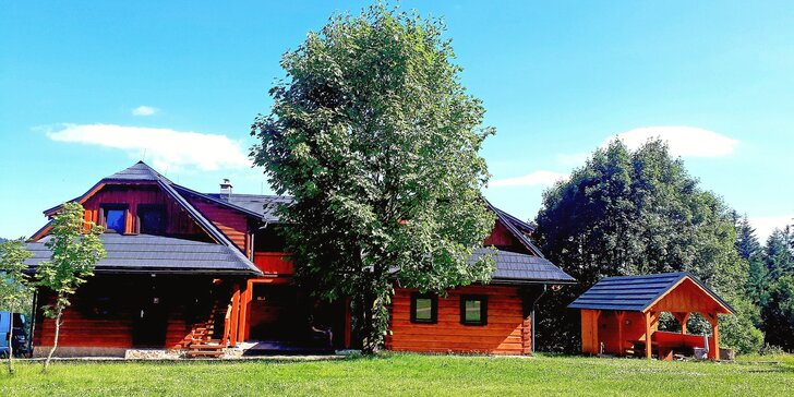 Rozprávková drevenica v areáli Sudoparku: sauna, vírivka i kúpanie v sudoch