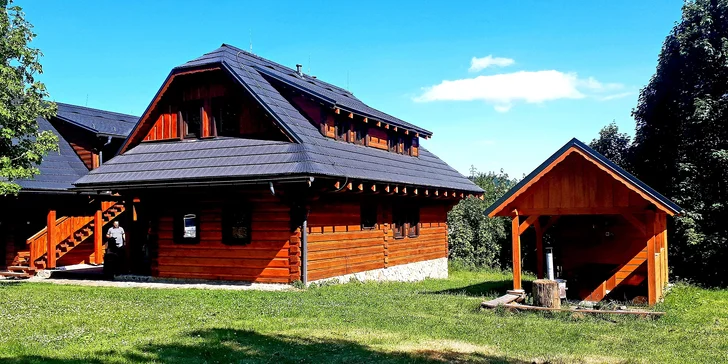 Rozprávková drevenica v areáli Sudoparku: sauna, vírivka i kúpanie v sudoch