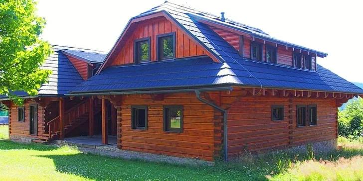 Rozprávková drevenica v areáli Sudoparku: sauna, vírivka i kúpanie v sudoch