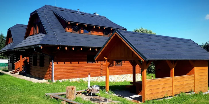 Rozprávková drevenica v areáli Sudoparku: sauna, vírivka i kúpanie v sudoch