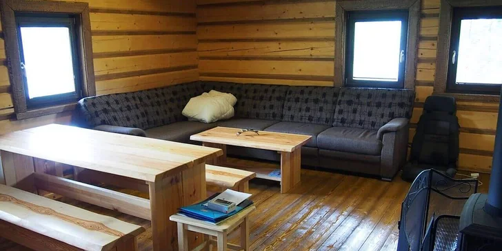 Rozprávková drevenica v areáli Sudoparku: sauna, vírivka i kúpanie v sudoch
