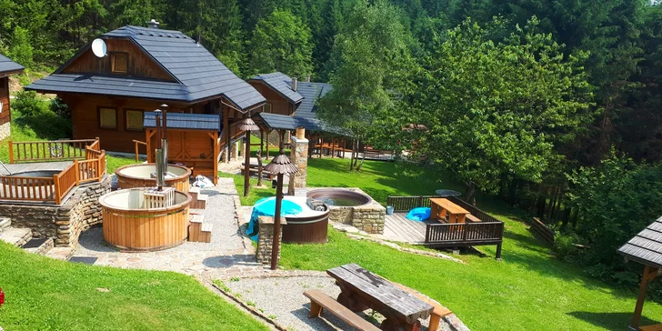 Rozprávková drevenica v areáli Sudoparku: sauna, vírivka i kúpanie v sudoch