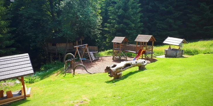 Rozprávková drevenica v areáli Sudoparku: sauna, vírivka i kúpanie v sudoch