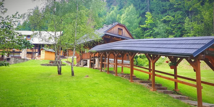 Rozprávková drevenica v areáli Sudoparku: sauna, vírivka i kúpanie v sudoch