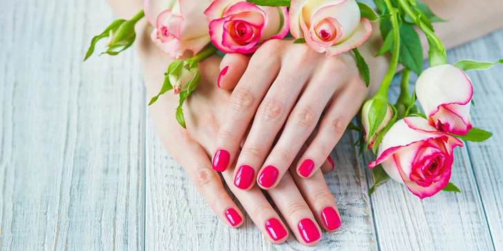 Manikúra alebo pedikúra aj s masážou či gél lakom v Nail House