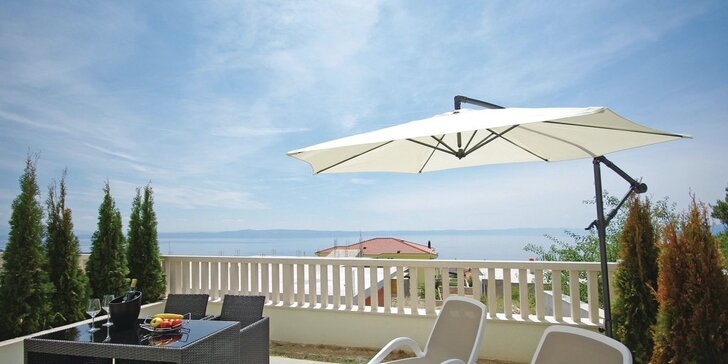 Parádna dovolenka na Makarskej riviére: ubytovanie v apartmáne 900 m od pláže, vstup do bazéna aj sauny