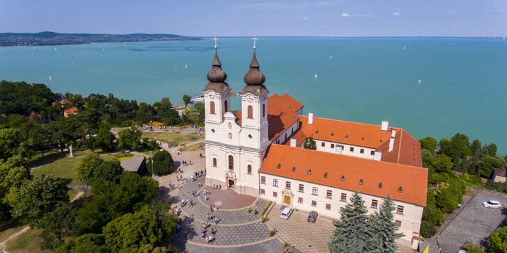 Skvosty maďarského mesta Tihany: levanduľový festival aj návšteva benediktínskeho opátstva