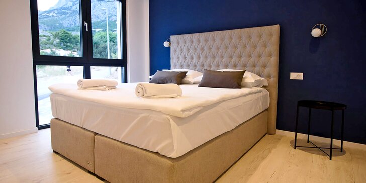 Skvelý oddych na Makarskej riviére: ubytovanie v apartmáne 900 m od pláže, vstup do sauny aj bazéna