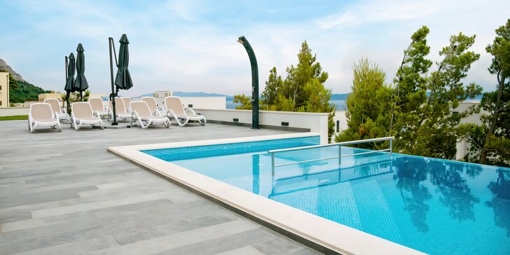 Skvelý oddych na Makarskej riviére: ubytovanie v apartmáne 900 m od pláže, vstup do sauny aj bazéna