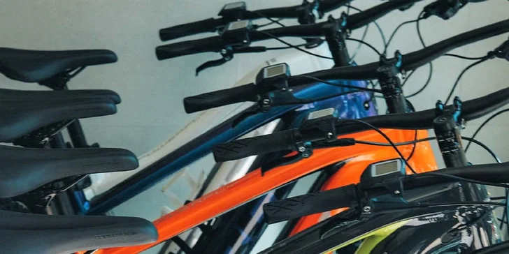 Zapožičanie hardtail alebo celoodpruženého elektrického bicykla v Rajeckej doline