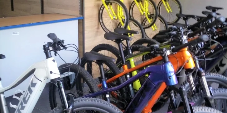 Zapožičanie hardtail alebo celoodpruženého elektrického bicykla v Rajeckej doline