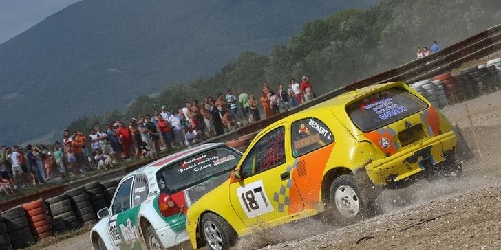 Autokrosový pretekár počas pretekov Autokros grande Slovakia