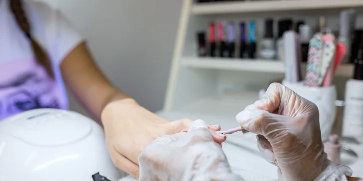 Klasická manikúra alebo manikúra a gél lakom v salóne Klaudia Kinská