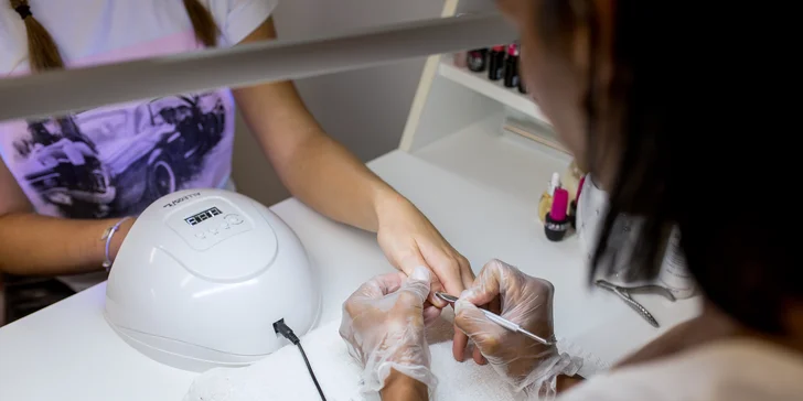 Klasická manikúra alebo manikúra a gél lakom v salóne Klaudia Kinská