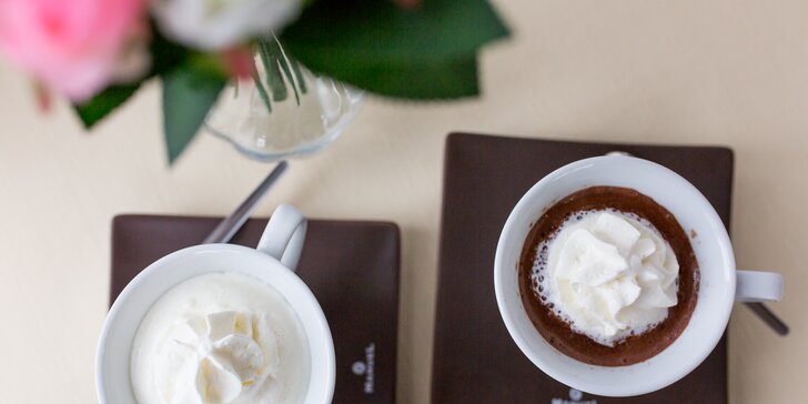 Horúca čokoláda, cheesecake či krémeš s kávou alebo čajom v Dolce Affare