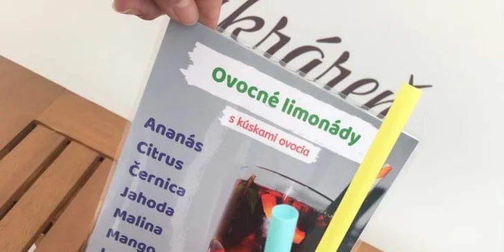Domáce zákusky s kávou, zmrzlinový pohár, ľadová káva či ovocná limonáda
