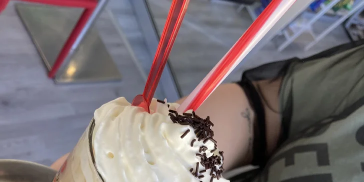 Domáce zákusky s kávou, zmrzlinový pohár, ľadová káva či ovocná limonáda