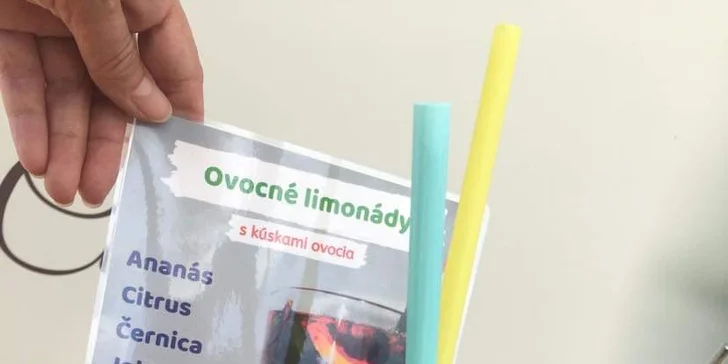 Domáce zákusky s kávou, zmrzlinový pohár, ľadová káva či ovocná limonáda