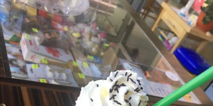 Domáce zákusky s kávou, zmrzlinový pohár, ľadová káva či ovocná limonáda