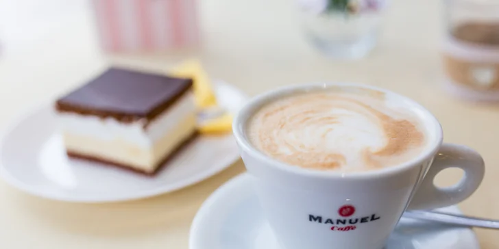 Zmrzlinový pohár, cheesecake či krémeš s lahodnou kávou v cukrárni Dolce Affare