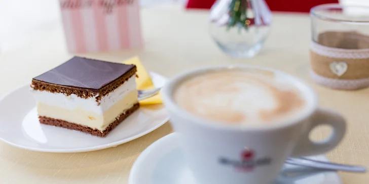 Cheesecake či krémeš s kávou