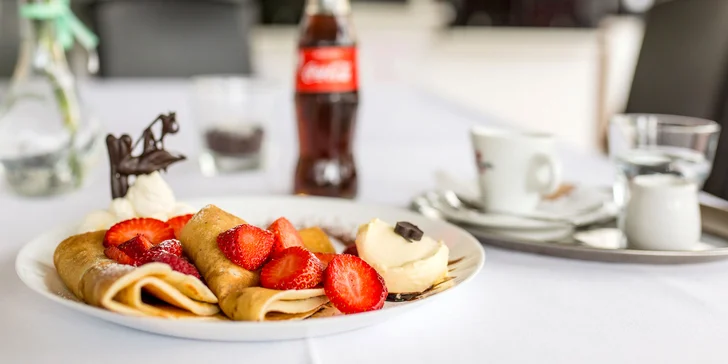 Palacinka, francúzsky krémeš alebo zmrzlinový pohár aj s kávou a nápojom