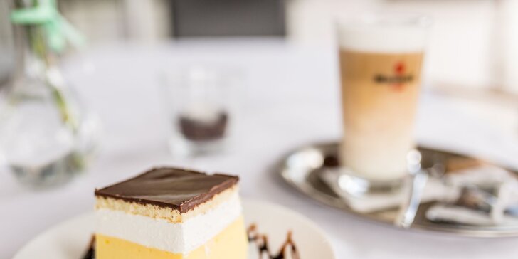 Palacinka, francúzsky krémeš alebo zmrzlinový pohár aj s kávou a nápojom