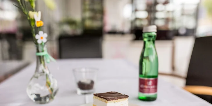 Palacinka, francúzsky krémeš alebo zmrzlinový pohár aj s kávou a nápojom
