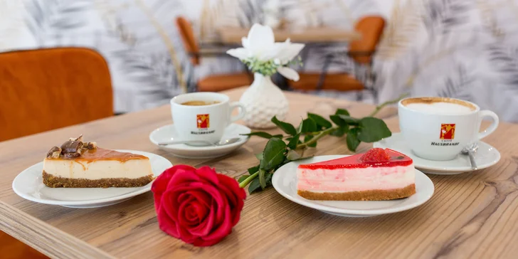 Lahodná káva, sladké zákusky a voňavé ruže