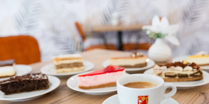 Lahodná káva, sladké zákusky a voňavé ruže