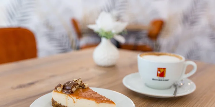 Lahodná káva, sladké zákusky a voňavé ruže