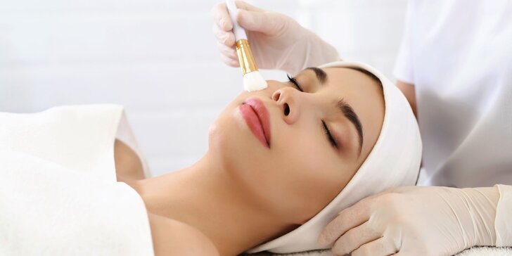 Relaxačná masáž tváre alebo anti akné ošetrenie v salóne Divine