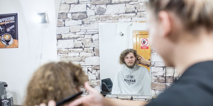 Barber factory v centre mesta ponúka: strih, úpravu brady aj špeciálne ošetrenie problémovej vlasovej pokožky zamerané na lupiny či vypadávanie vlasov