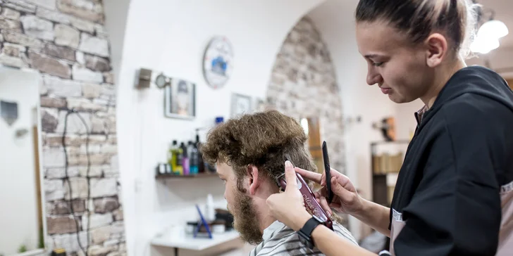 Barber factory v centre mesta ponúka: strih, úpravu brady aj špeciálne ošetrenie problémovej vlasovej pokožky zamerané na lupiny či vypadávanie vlasov