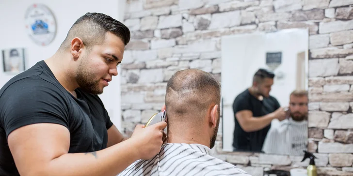 Barber factory v centre mesta ponúka: strih, úpravu brady aj špeciálne ošetrenie problémovej vlasovej pokožky zamerané na lupiny či vypadávanie vlasov