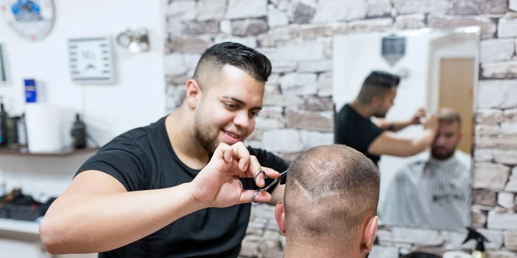 Barber factory v centre mesta ponúka: strih, úpravu brady aj špeciálne ošetrenie problémovej vlasovej pokožky zamerané na lupiny či vypadávanie vlasov